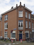 908643 Gezicht op het winkelhoekpand Douwes Dekkerstraat 70 te Utrecht, met op de voorgrond de Van Lennepstraat.N.B. ...